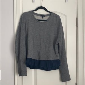 Sweatshirt with ruffle bottom